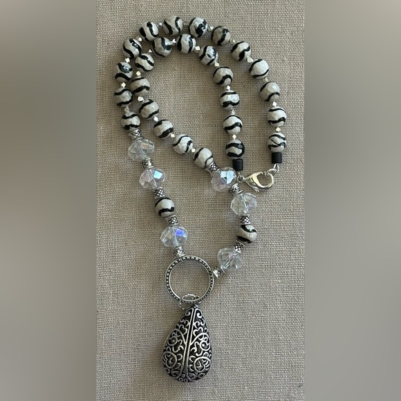 22-1/2 inch Wavy Tibetan Agate Faceted bead necklace NWOT - Picture 5 of 15